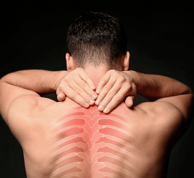 Ein Mann macht sich Sorgen über Osteochondrose der Brustwirbelsäule