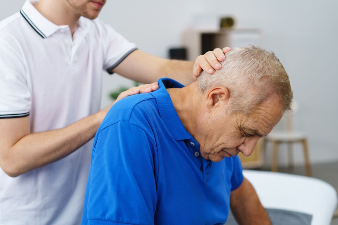Therapeutische Übungen unter der Aufsicht eines Ausbilders für zervikale Osteochondrose