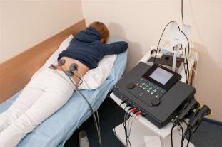 Elektrophorese wird Patienten für die Behandlung von Rückenschmerzen und Linderung der Entzündung